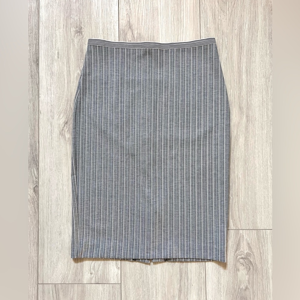 (New) Ann Taylor Pencil Skirt, size 2, gray